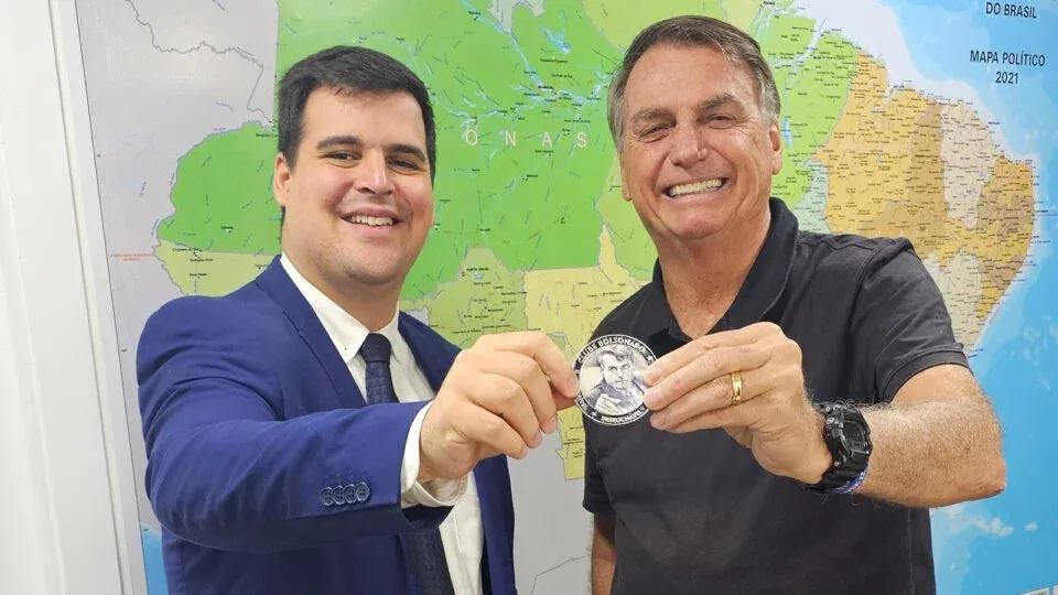 Candidato de Bolsonaro dispara no 1º turno e abre 10 pontos de diferença