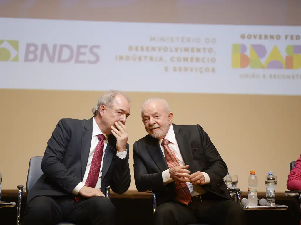 Aloizio Mercadante, presidente do BNDES, renova porte de arma