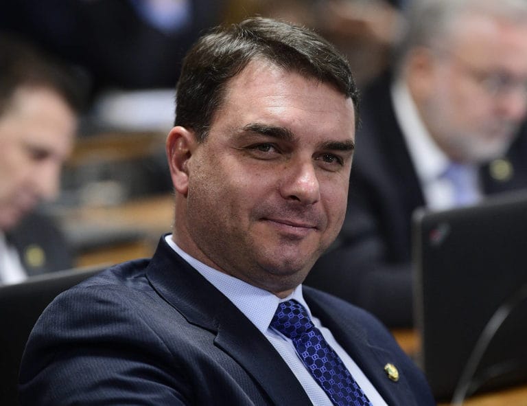 Exército Admite Erro em Notificação de Flávio Bolsonaro sobre Certificado de CAC Vencido