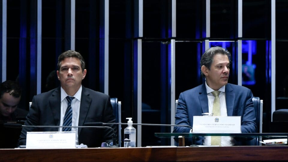 BC cita salários em alta, cobra transparência do governo e faz mistério sobre juros