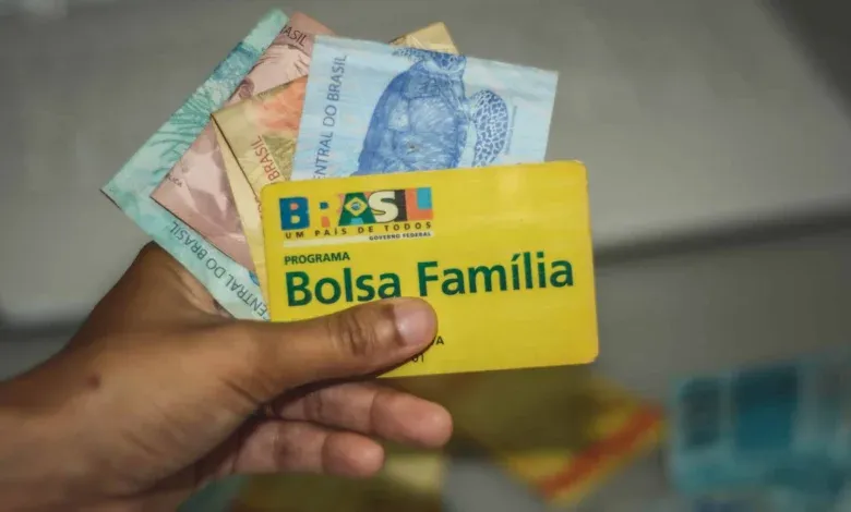 5 milhões de beneficiários do Bolsa Família enviaram R$ 3 bilhões a plataformas de apostas via Pix em agosto, aponta Banco Central