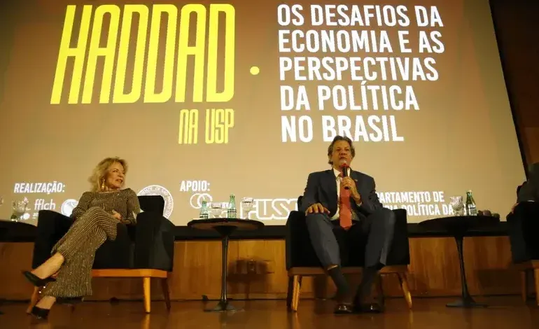 Protestos marcam palestra de Fernando Haddad na USP, com críticas ao arcabouço fiscal