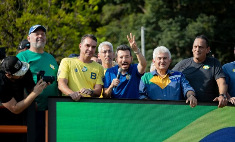 Daniel Martini lidera carreata em Atibaia (SP) com apoio de Flavio Bolsonaro, Marcos Pontes