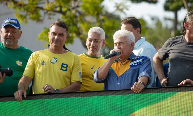 Flávio Bolsonaro e Marcos Pontes são ovacionados durante carreata em Atibaia-SP