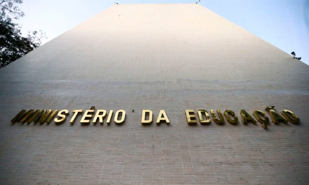 Deputado pede convocação de ministro da Educação para explicar performance de travesti na UFMA