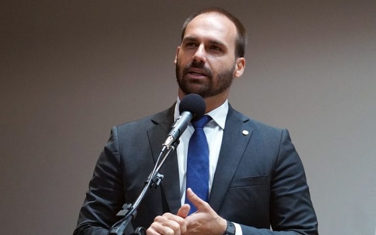 PL estuda transferir presidência da sigla para Eduardo Bolsonaro