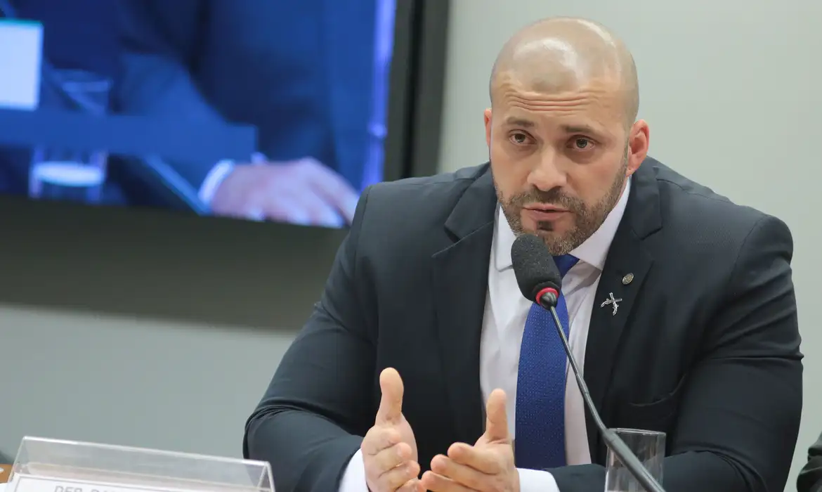 Alexandre de Moraes autoriza progressão de pena de Daniel Silveira para regime semiaberto