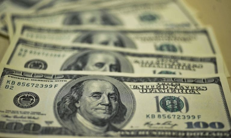 Dólar atinge R$ 6,11 e bate novo recorde em meio à desconfiança sobre pacote fiscal