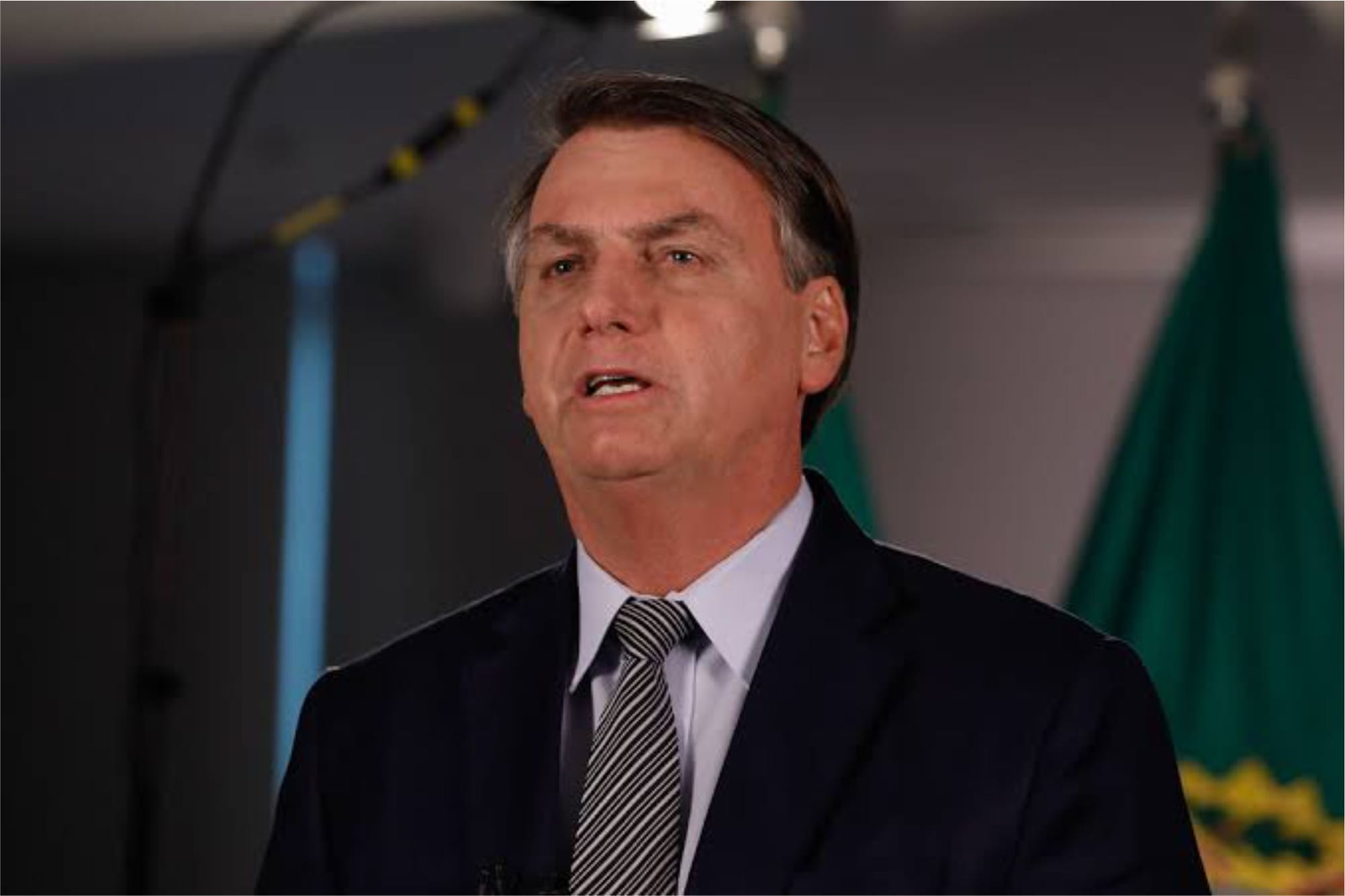 Bolsonaro critica governo por alta histórica do dólar e ironiza Simone Tebet