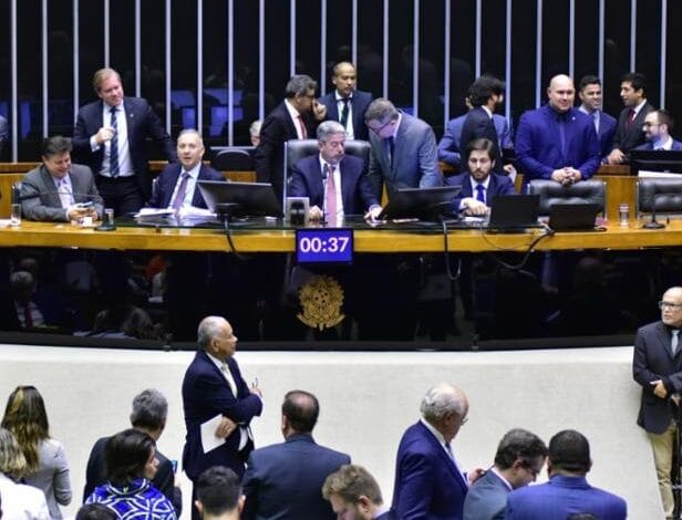 Câmara dos Deputados aprova projeto que limita despesas do governo; oposição derruba o SPVAT