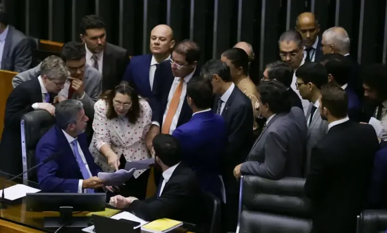 Câmara aprova parte da PEC de ajuste fiscal em meio a críticas da oposição