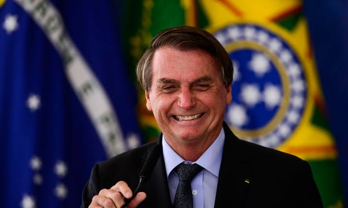 Bolsonaro mantém força eleitoral e supera Lula em pesquisa nacional