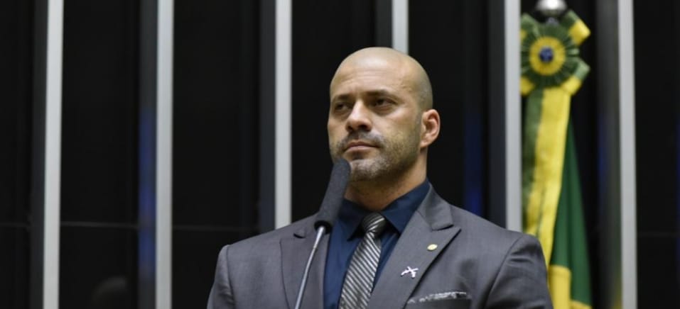 Daniel Silveira foi à igreja agradecer liberdade antes de voltar à prisão