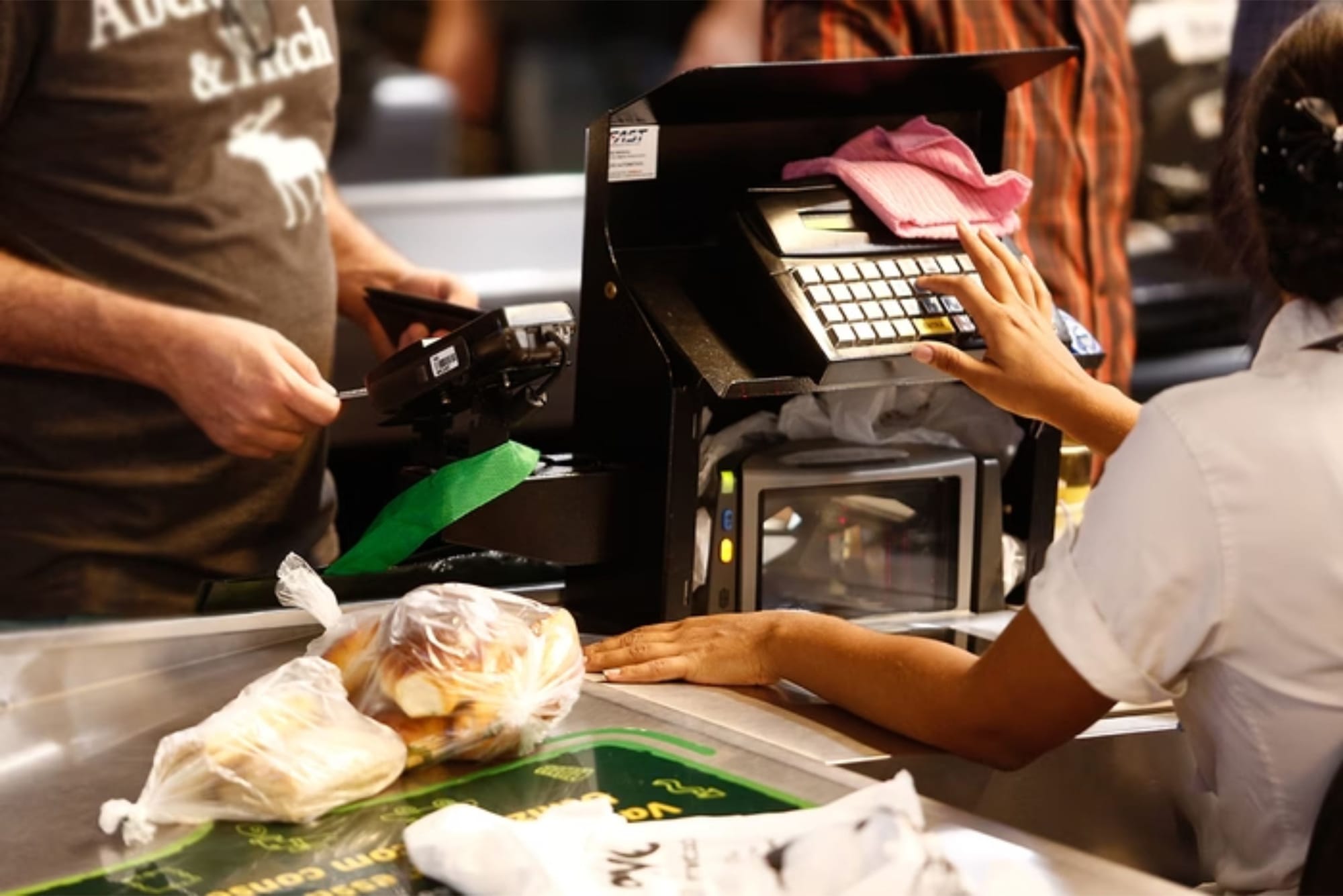 Inflação aperta e alimentos pesam mais no bolso