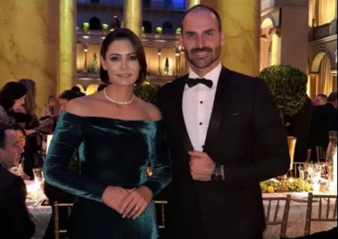 Após fake news sobre ‘convite falso’, Michelle e Eduardo Bolsonaro marcam presença no rol de elite de Trump