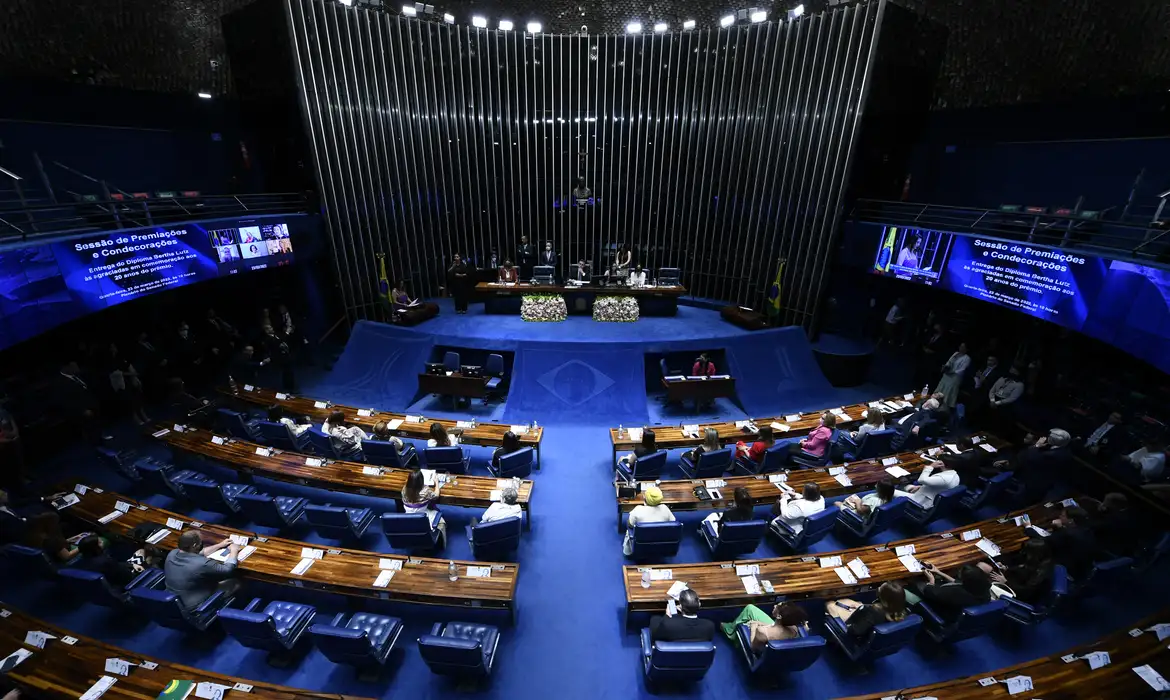 Oposição articula apoio a Alcolumbre para reverter inelegibilidade de Bolsonaro