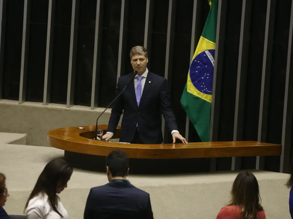 Marcel van Hattem lidera oposição na disputa pela presidência da Câmara