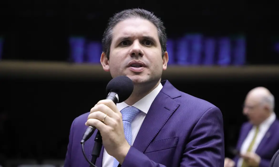 Hugo Motta assume a Câmara com discurso firme e cobrança por transparência