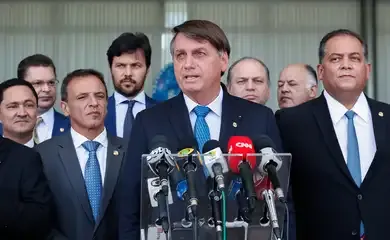 Bolsonaro articula anistia e enfrenta perseguição política