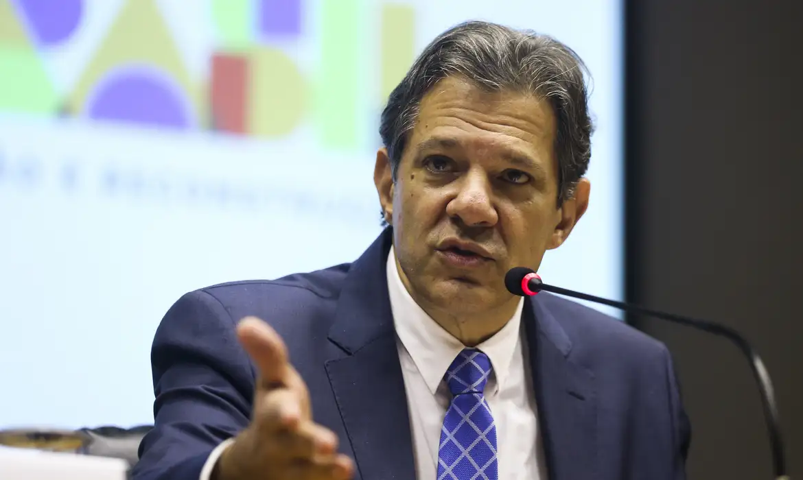 Haddad tenta justificar aumento no preço dos combustíveis sob Lula