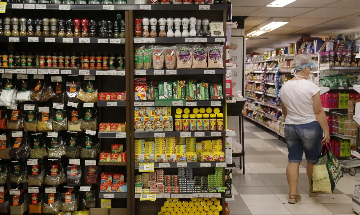 Inflação dos alimentos persiste e governo Lula falha em soluções efetivas