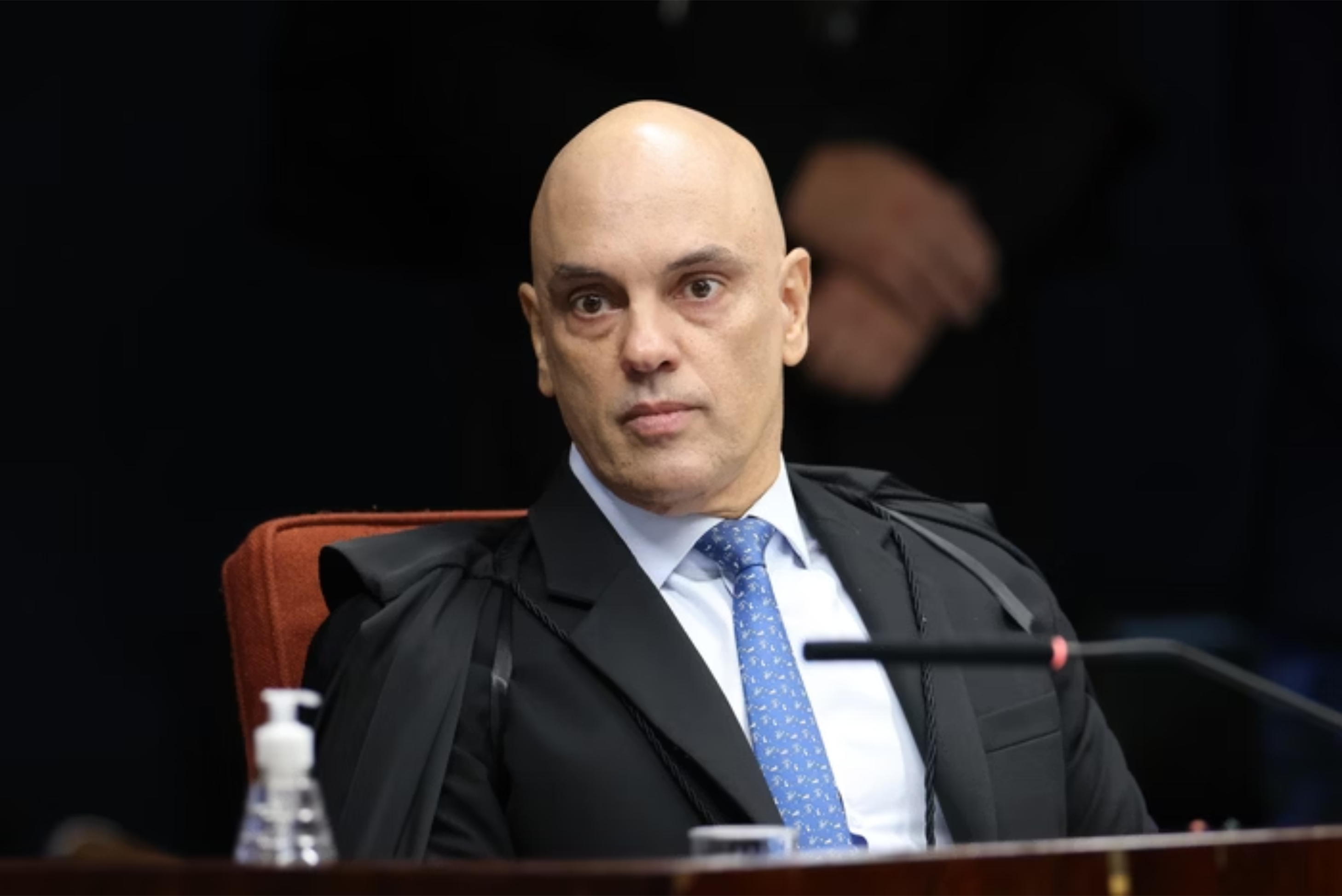 Espanha desmonta perseguição e garante liberdade de Oswaldo Eustáquio