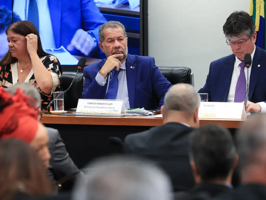 Lula ignora escândalo bilionário no INSS e mantém Carlos Lupi intocado no ministério