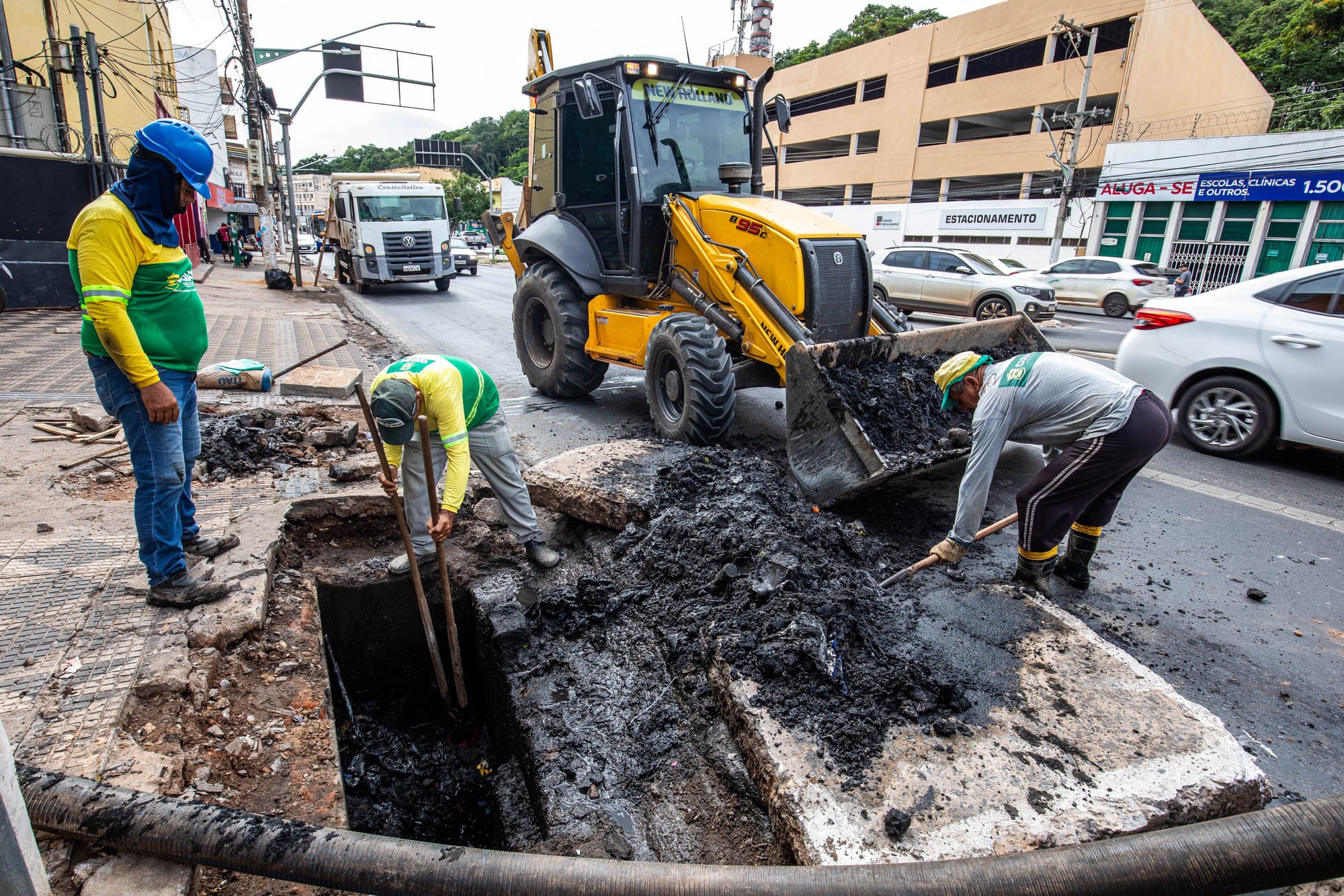Prefeitura de Cuiabá remove mais de uma tonelada de lixo de bocas de lobo
