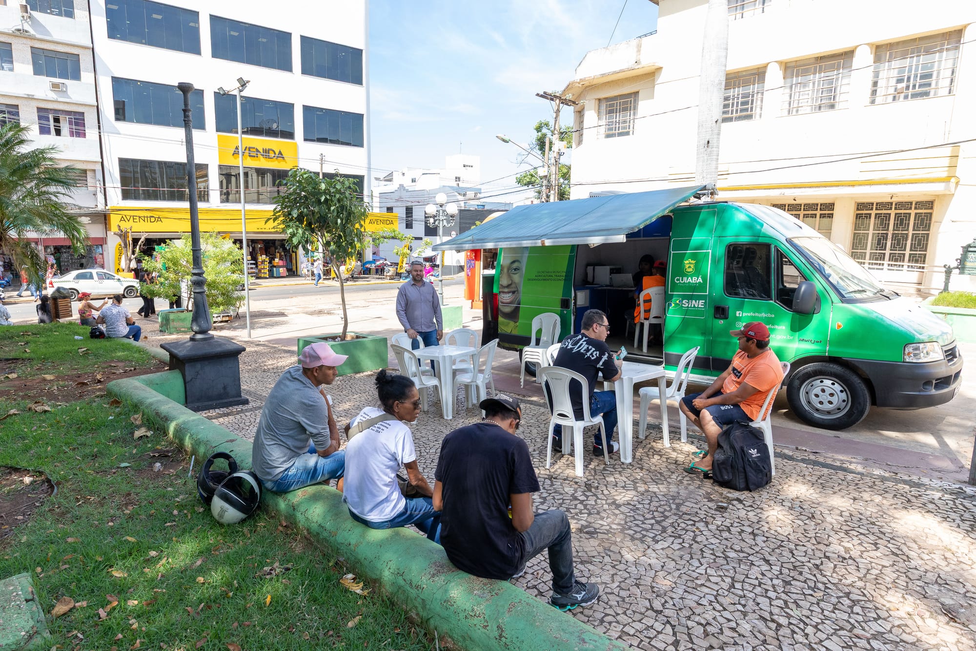 Van do Sine leva empregos e orientação a bairros de Cuiabá