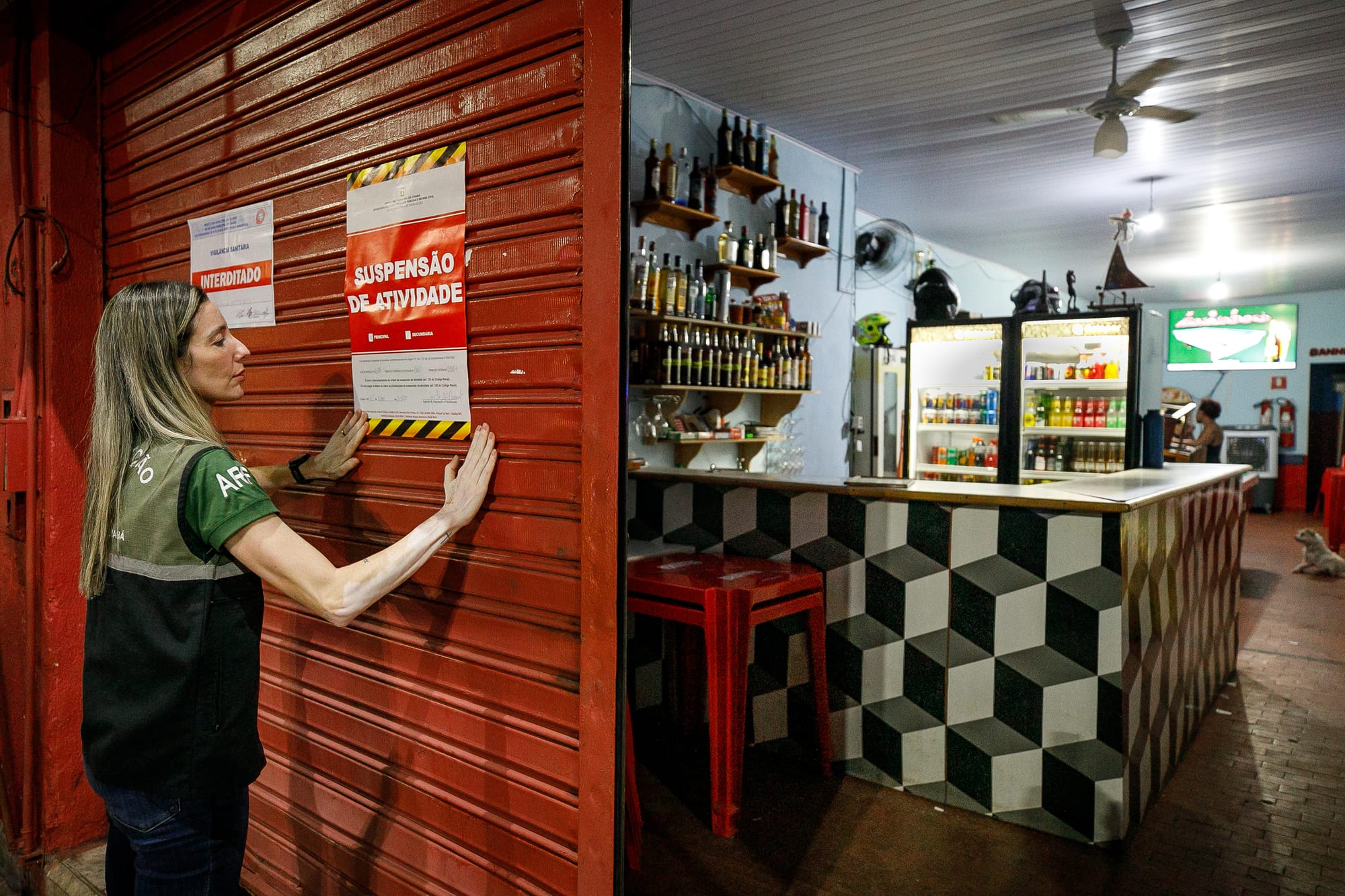 Prefeitura de Cuiabá fecha bar por irregularidades e suspeita de exploração sexual