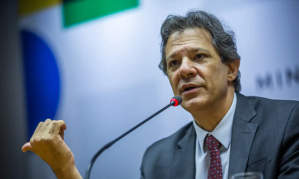 Haddad ataca adversários e lança aliado à presidência do partido