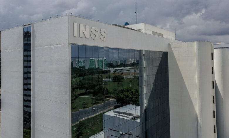 INSS virou balcão de fraudes com aval do silêncio oficial