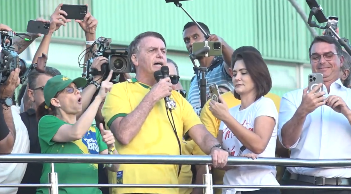 Bolsonaro lidera manifestação em Brasília e faz alerta ao STF