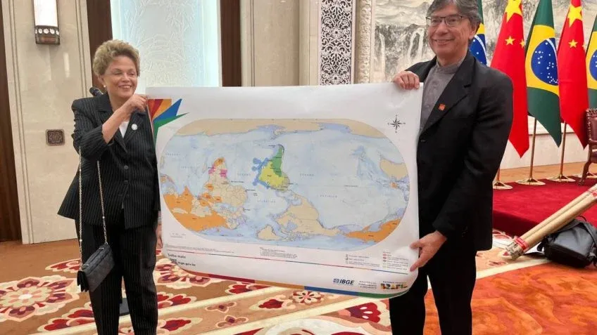 Novo mapa do IBGE: Brasil no centro e Sul no topo