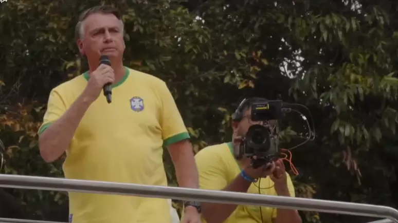 Bolsonaro enfrenta STF e denuncia perseguição política: 'Se eu for condenado, acabou'