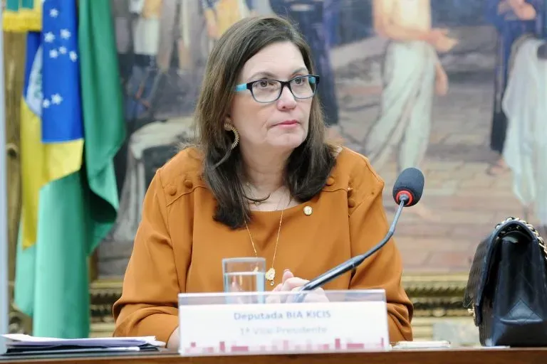 Deputada Bia Kicis é alvo de pedido de investigação após supostas críticas a ministro do STF