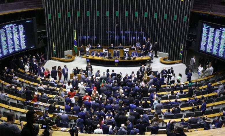 Câmara afrouxa regras de viagens e facilita brechas com verba pública