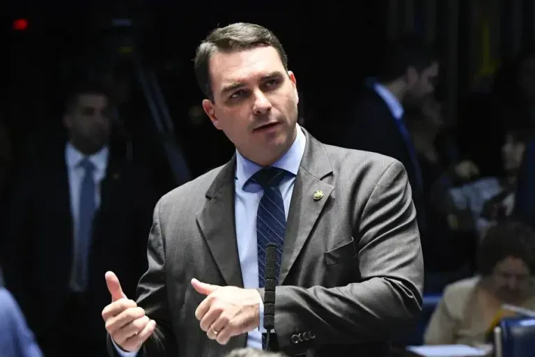 Flávio expõe associação entre PT e facções, e governo reage com ameaça judicial