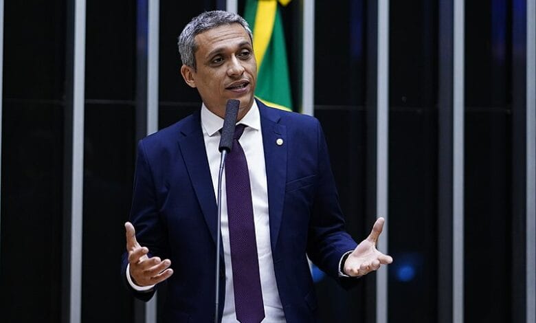 Gustavo Gayer enfrenta ofensiva judicial por criticar Gleisi nas redes