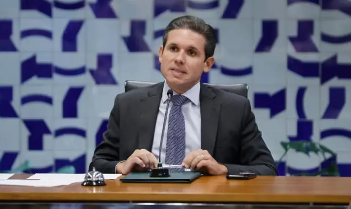Hugo Motta recua e limita investigação sobre fraudes no INSS