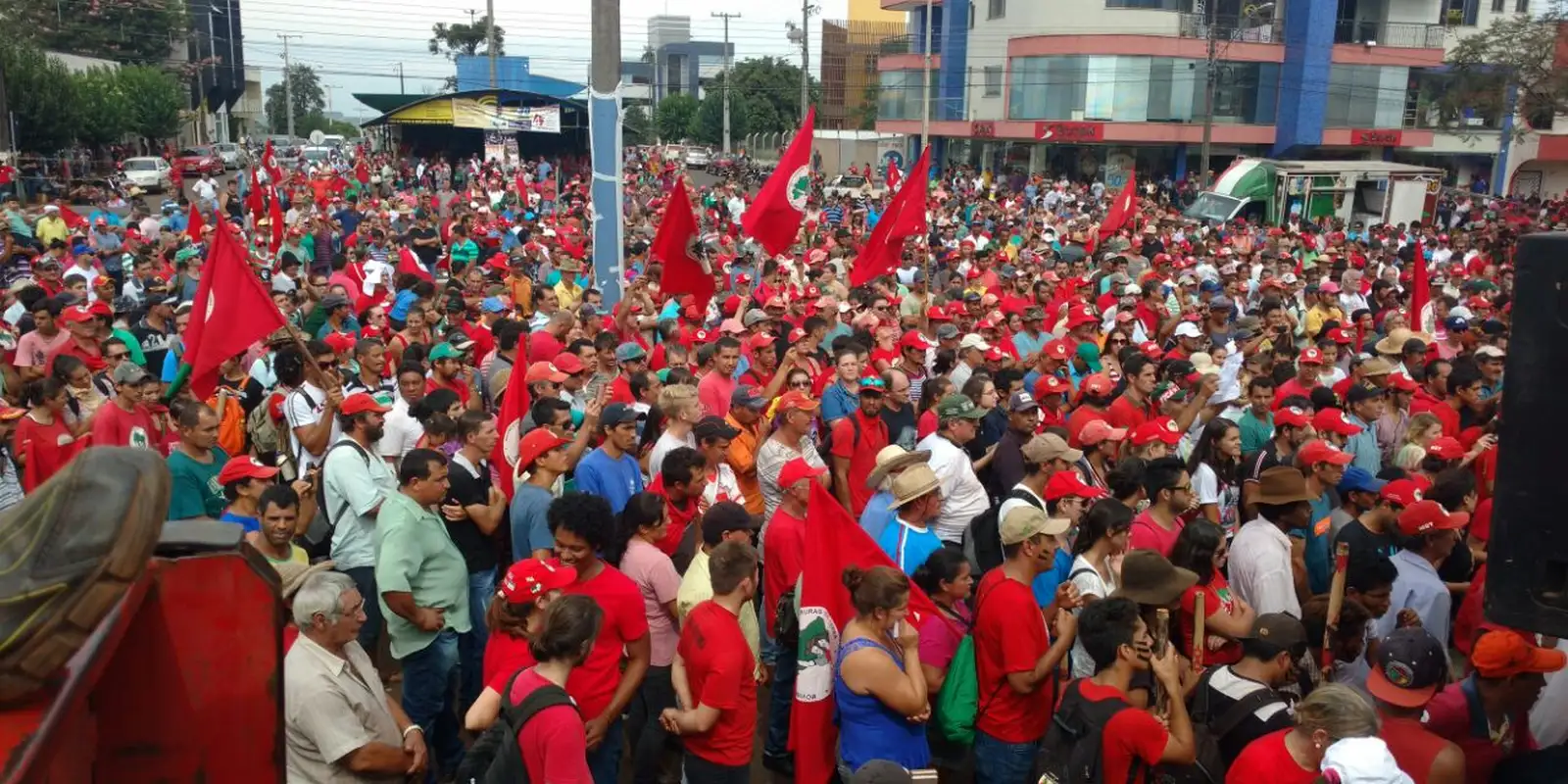 MST pressiona, Lula promete, mas nada muda
