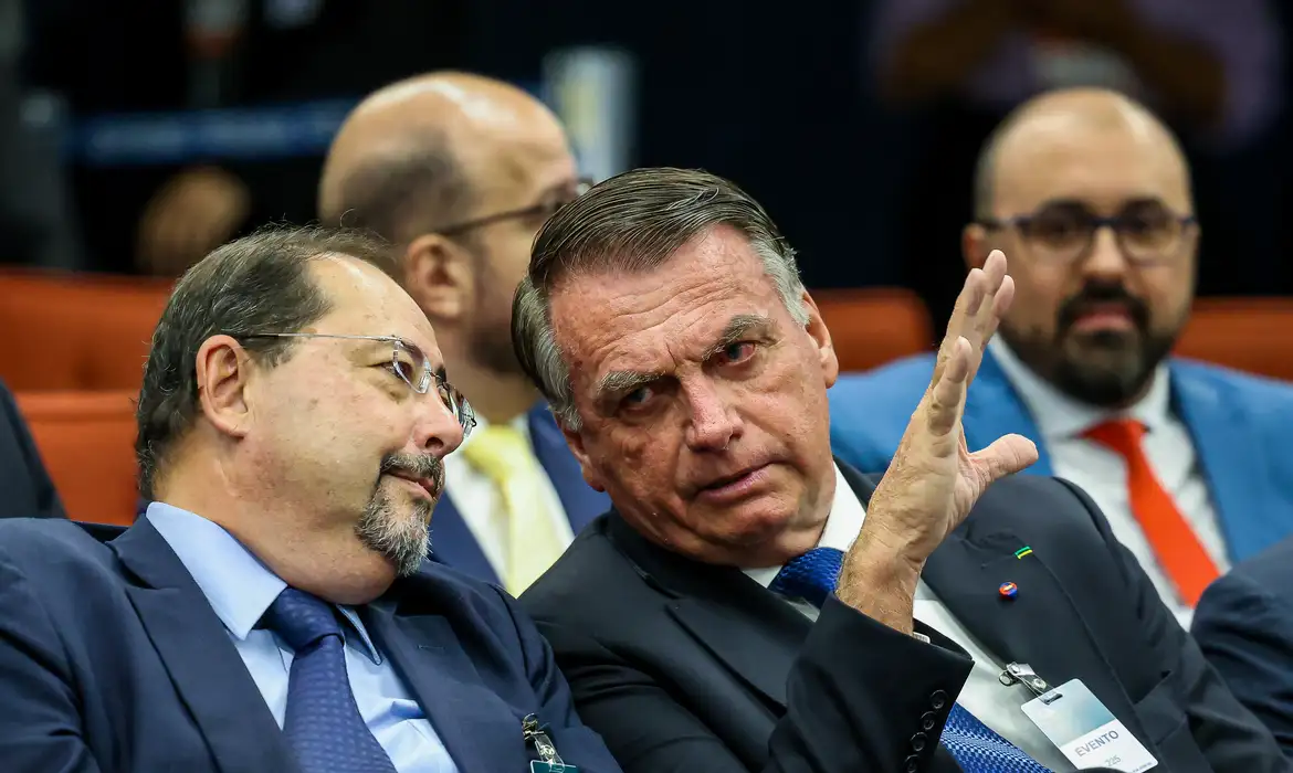 Bolsonaro reage a Cid e aponta possível cerceamento de defesa