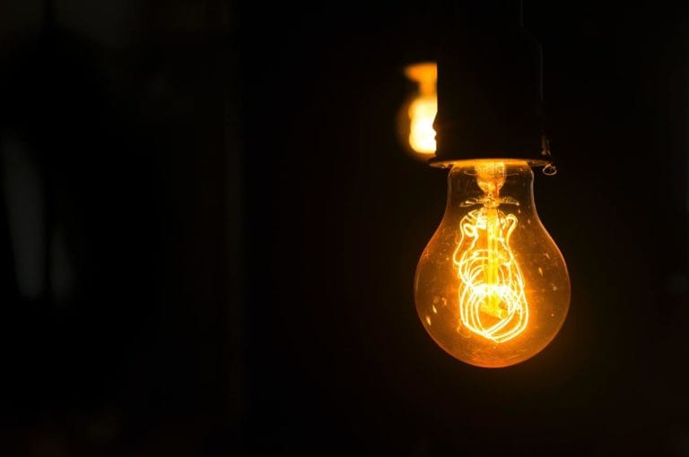 Contas de luz podem subir com veto derrubado por aliados do governo