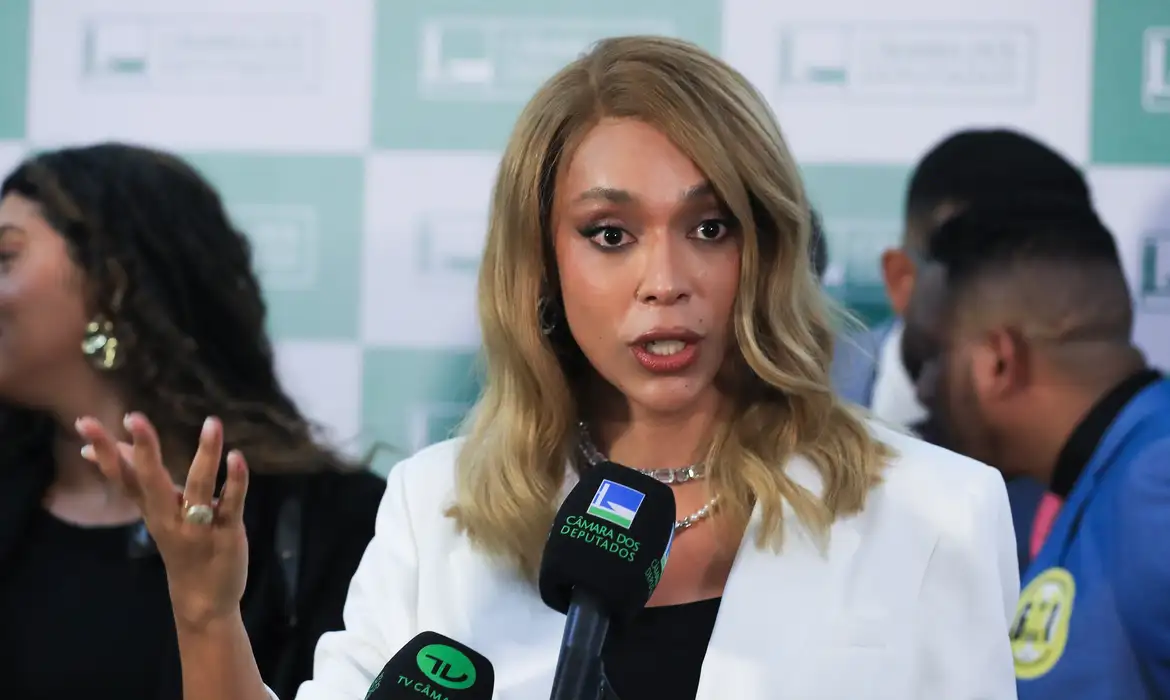 MPF recebe pedido para investigar reembolso de cirurgia de Erika Hilton