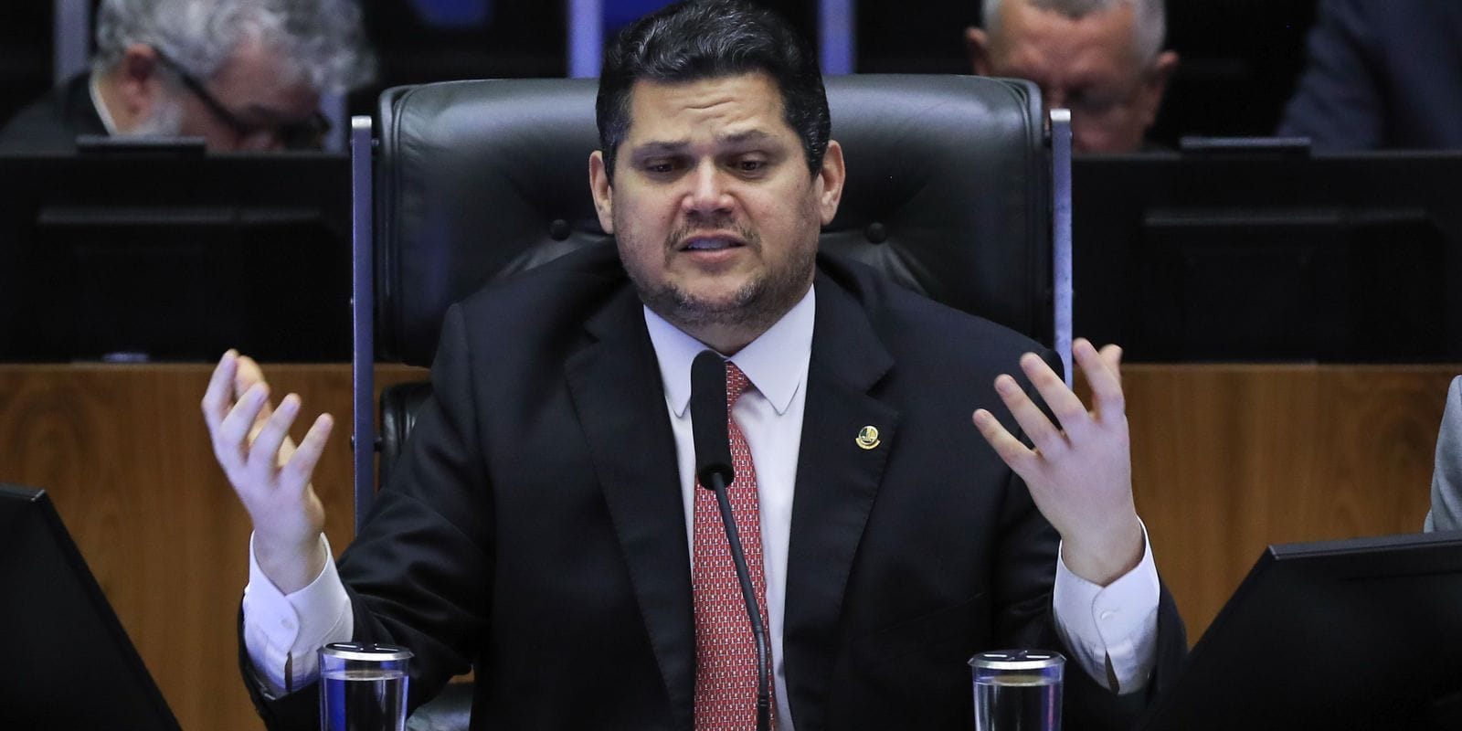 Congresso derruba aumento do IOF e revoga decreto do governo