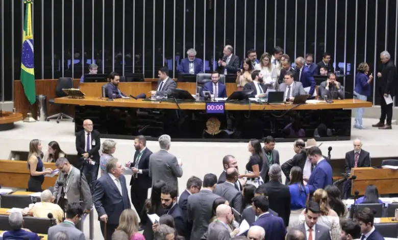 Congresso desafia Planalto e pode derrubar aumento do IOF ainda hoje