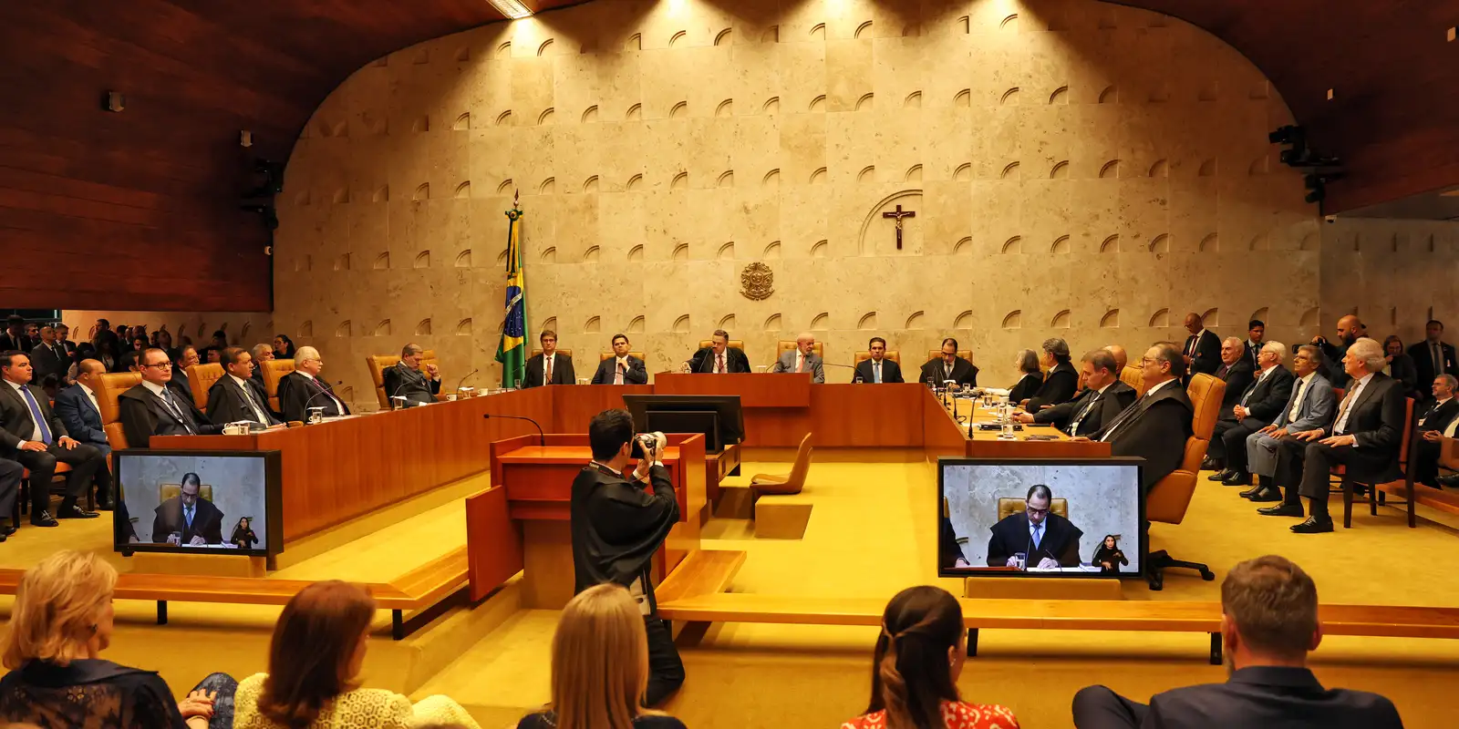 STF quer julgar Bolsonaro às pressas após sanções a Moraes