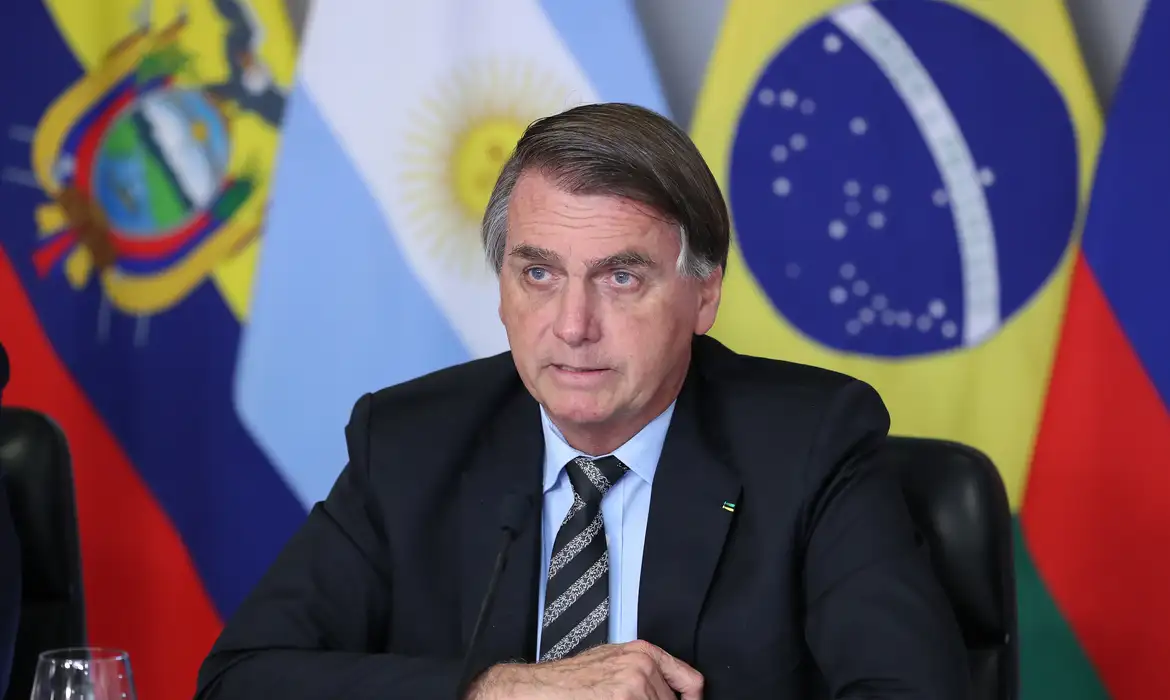 Perícia descarta relevância de pen drive encontrado na casa de Bolsonaro