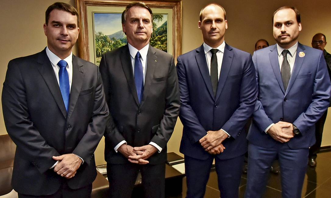 Filhos de Bolsonaro reagem a medidas do STF e reforçam apoio ao pai
