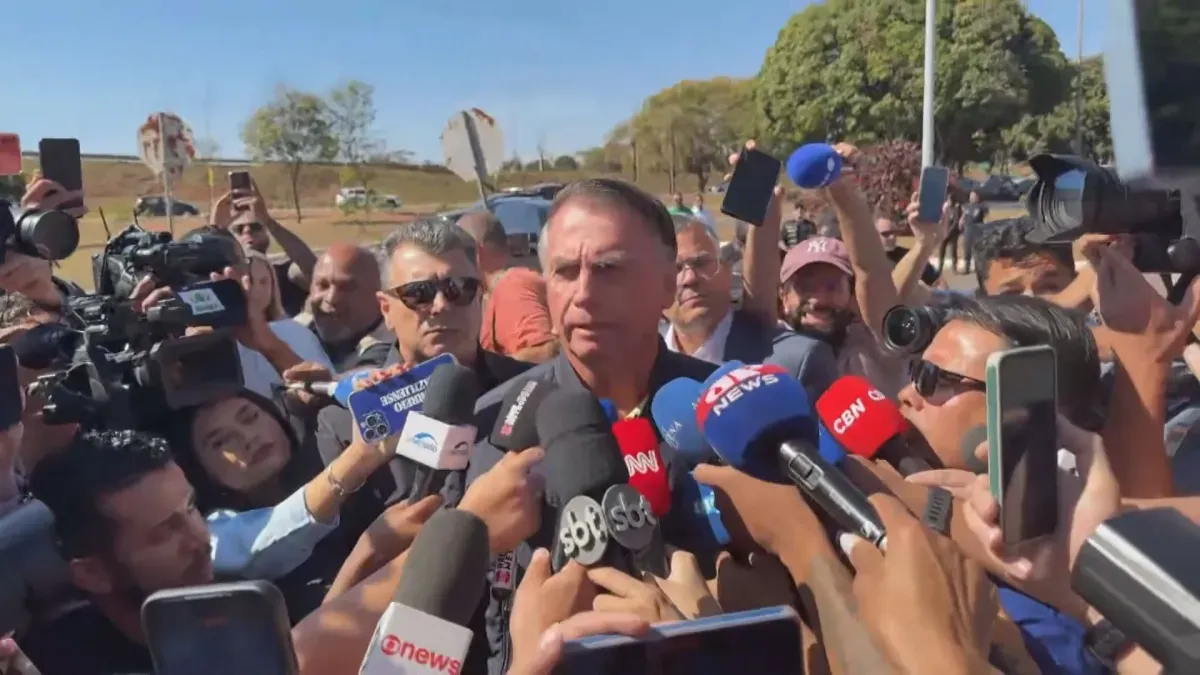 Bolsonaro nega fuga e diz viver “suprema humilhação” com tornozeleira
